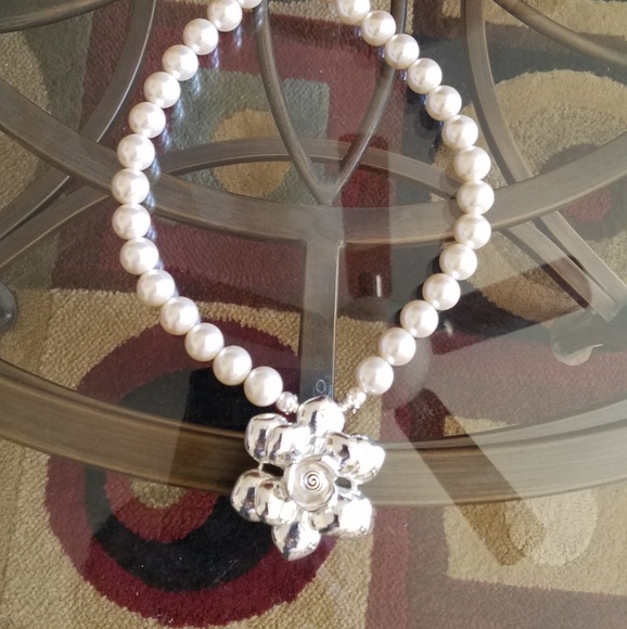 Pearl necklace and silver flower - Picture 1 of 3